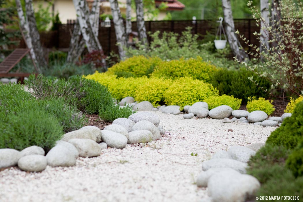 15_white_gravel_in_the_garden