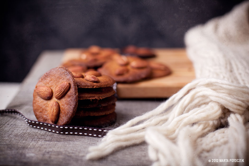 2_cookies_with_almonds_and_peanutbutter