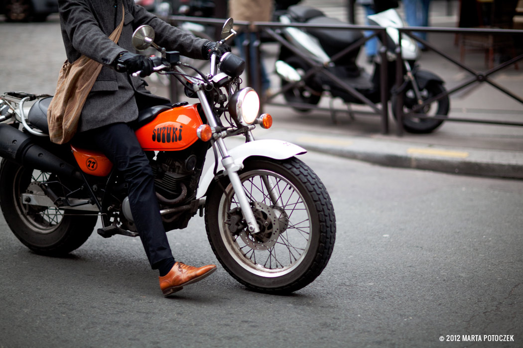 6_stylish_man_on_bike_in_paris