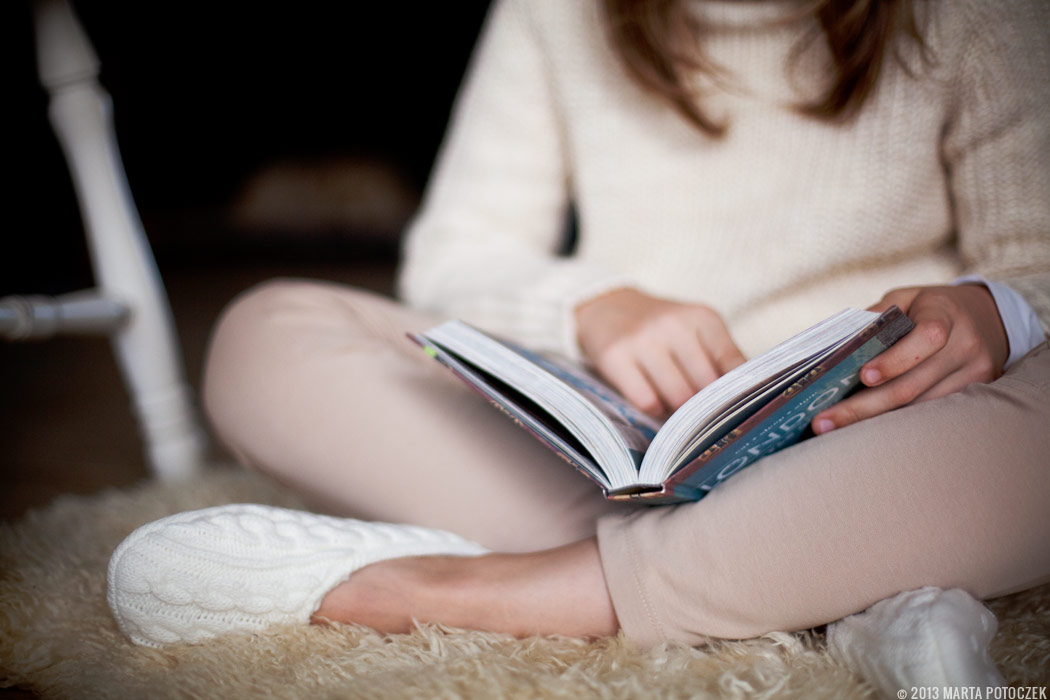 2_girl_reading