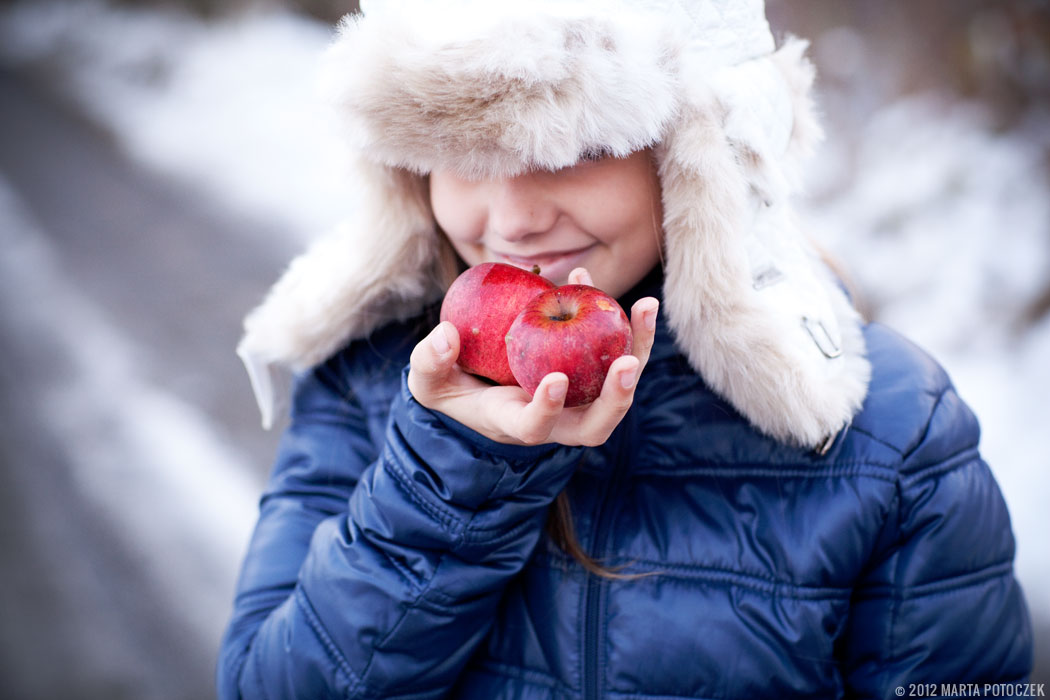 girl_smelling_apples