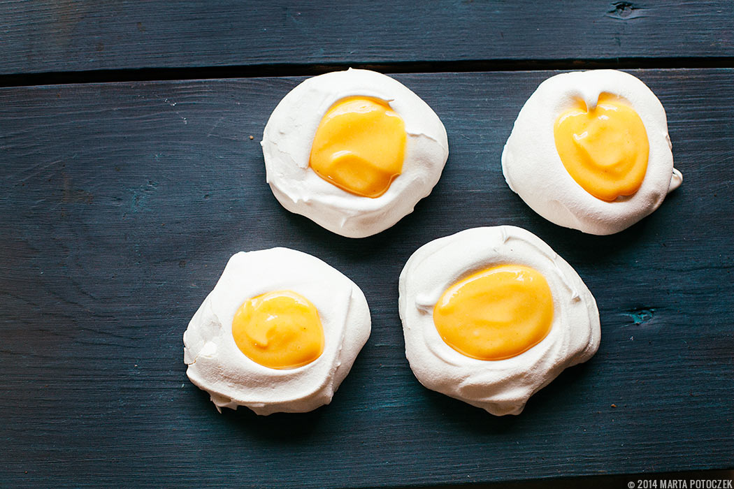 meringue-eggs-with-lemon-curd