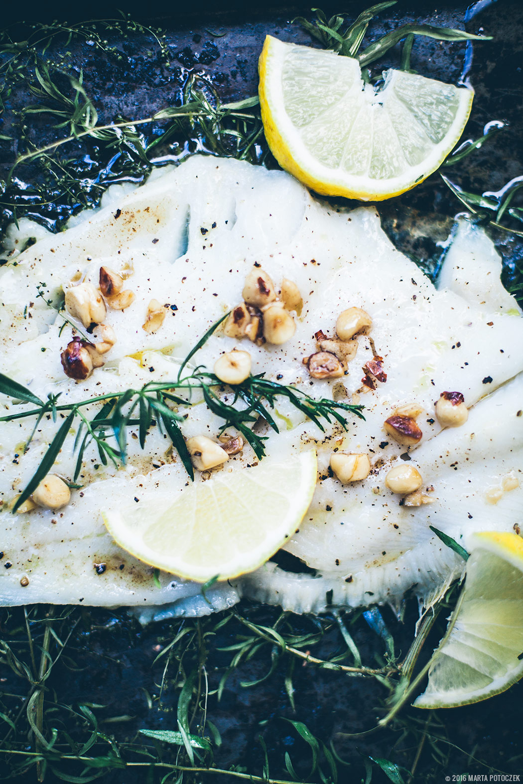 Pieczony halibut z estragonem i orzechami laskowymi